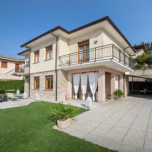 Viola-comoda Villetta A , Caprino Veronese Italien